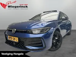 Blauw Gebruikt 2024 VW Passat R-line Edition Stationwagen | € 53.900