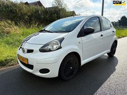 Wit Gebruikt 2011 Toyota Aygo Hatchback | € 3.549 (Eerlijke prijs)