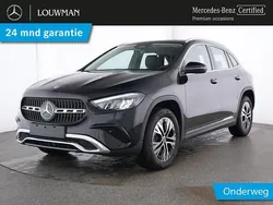 Donker kosmoszwart metaalkleur metallic Gebruikt 2023 Mercedes GLA250 Progressive SUV | € 43.750 (Eerlijke prijs)