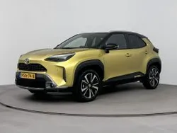 Brass gold metallic met zwart dak (goud metallic) Gebruikt 2022 Toyota Yaris Cross Executive SUV | € 28.945 (Eerlijke prijs)