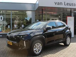 Zwart, metallic lak Gebruikt 2024 Toyota Yaris Cross SUV | € 28.690 (Eerlijke prijs)