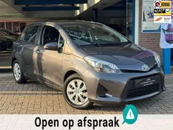 Grijs, metallic lak Gebruikt 2013 Toyota Yaris Hybrid Hatchback | € 11.950 (Eerlijke prijs)