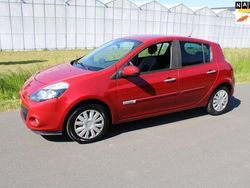 Rood, metallic lak Gebruikt 2011 Renault Clio II Authentique Hatchback | € 3.650 (Eerlijke prijs)