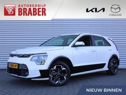 Wit, metallic lak Gebruikt 2023 Kia e-Niro Comfort SUV | € 32.500 (Eerlijke prijs)