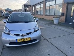 Grijs (metallic) Gebruikt 2009 Toyota Aygo Comfort Hatchback | € 2.650 (Eerlijke prijs)