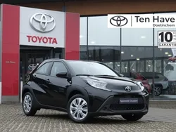 Zwart Gebruikt 2024 Toyota Aygo Play Hatchback | € 19.400 (Eerlijke prijs)