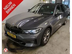 Grijs, metallic lak Gebruikt 2020 BMW 320 Executive Stationwagen | € 24.995 (Eerlijke prijs)