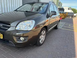 Bruin Gebruikt 2009 Kia Carens MPV | € 1.250 (Eerlijke prijs)
