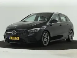 Kosmoszwart metaalkleur metallic Gebruikt 2024 Mercedes B180 AMG line MPV | € 36.945 (Goede deal)