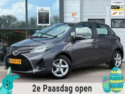 Grijs, metallic lak Gebruikt 2015 Toyota Yaris Hatchback | € 12.499 (Eerlijke prijs)