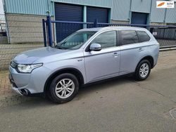 Blauw Gebruikt 2015 Mitsubishi Outlander P-HEV Edition Sedan | € 11.950 (Eerlijke prijs)