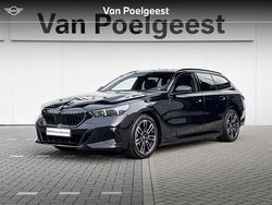Saphirschwarz metallic (475) (zwart metallic) Gebruikt 2025 BMW 530e M Sport Stationwagen | € 85.517