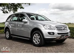 Grijs, metallic lak Gebruikt 2006 Mercedes ML350 SUV | € 26.995