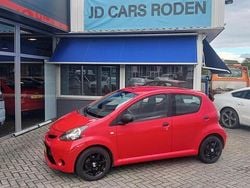 Rood Gebruikt 2013 Toyota Aygo Hatchback | € 2.545 (Eerlijke prijs)