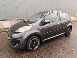 Grijs (metallic) Gebruikt 2013 Peugeot 107 Active Hatchback | € 3.999 (Eerlijke prijs)