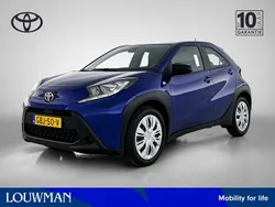 Blauw metallic Gebruikt 2024 Toyota Aygo Play Hatchback | € 17.995 (Eerlijke prijs)