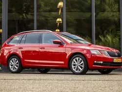 Rood, metallic lak Gebruikt 2020 Skoda Octavia Business Line Stationwagen | € 18.950 (Goede deal)