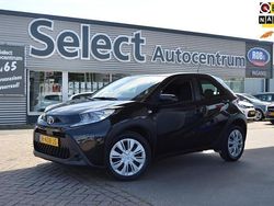 Zwart Gebruikt 2022 Toyota Aygo Play Hatchback | € 16.240 (Eerlijke prijs)