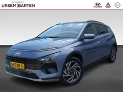 Meta blue mica (blauw mica) Nieuw 2024 Hyundai Bayon Premium SUV | € 26.930 (Iets duurder)
