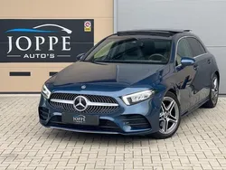 Blauw, metallic lak Gebruikt 2022 Mercedes A180 AMG line Hatchback | € 35.950 (Duur)