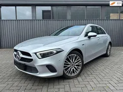 Zilver, metallic lak Gebruikt 2021 Mercedes A250 Hatchback | € 26.744 (Eerlijke prijs)