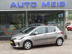 Bruin, metallic lak Gebruikt 2015 Toyota Yaris Hatchback | € 7.900 (Eerlijke prijs)