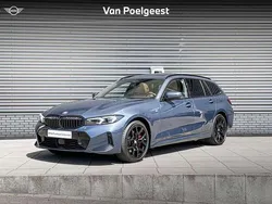 Arctic race blue metallic (blauw metallic) Gebruikt 2024 BMW 330e Basis Stationwagen | € 59.900