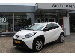 Wit Gebruikt 2023 Toyota Aygo Play Hatchback | € 16.900 (Eerlijke prijs)