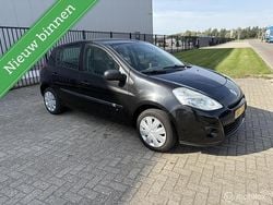 Zwart Gebruikt 2009 Renault Clio II Dynamique Hatchback | € 1.950 (Eerlijke prijs)