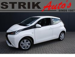 Wit Gebruikt 2014 Toyota Aygo X-play Hatchback | € 8.888 (Eerlijke prijs)