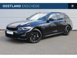 Zwart Gebruikt 2022 BMW 330e Executive Stationwagen | € 38.950 (Eerlijke prijs)