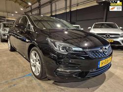 Zwart, metallic lak Gebruikt 2020 Opel Astra Edition Hatchback | € 14.349 (Eerlijke prijs)