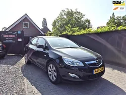 Zwart, metallic lak Gebruikt 2012 Opel Astra Edition Hatchback | € 4.245 (Goede deal)