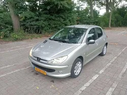 Grijs Gebruikt 2008 Peugeot 206 Forever Hatchback | € 1.050 (Eerlijke prijs)