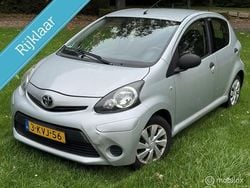 Grijs Gebruikt 2013 Toyota Aygo Hatchback | € 2.250 (Eerlijke prijs)