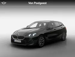 Saphirschwarz metallic (zwart metallic) Nieuw 2025 BMW 120 Comfort Edition Hatchback | € 49.650 (Super prijs)