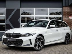 Wit Gebruikt 2024 BMW 330e M Sport Stationwagen | € 49.950 (Eerlijke prijs)