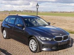 Grijs, metallic lak Gebruikt 2019 BMW 318 Executive Stationwagen | € 14.520 (Super prijs)