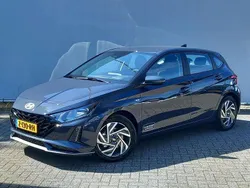 Aurora grey (grijs mica) Gebruikt 2024 Hyundai i20 Comfort Hatchback | € 20.940 (Eerlijke prijs)