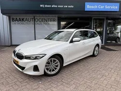 Wit, metallic lak Gebruikt 2023 BMW 320e Stationwagen | € 32.950 (Super prijs)