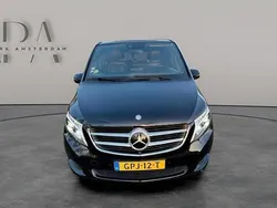 Zwart, metallic lak Gebruikt 2017 Mercedes V220 Avantgarde MPV | € 28.749 (Goede deal)
