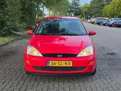 Rood Gebruikt 2001 Ford Focus Ambiente Hatchback | € 900 (Eerlijke prijs)