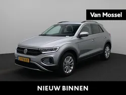 Grijs Gebruikt 2024 VW T-Roc Life SUV | € 26.900 (Eerlijke prijs)