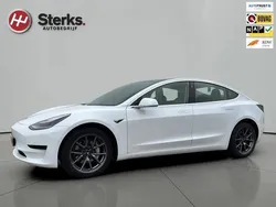 Wit, metallic lak Gebruikt 2020 Tesla Model 3 Standard Range Sedan | € 21.795 (Eerlijke prijs)