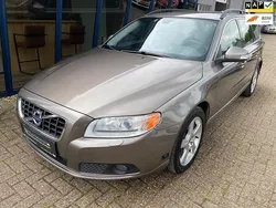 Bruin, metallic lak Gebruikt 2009 Volvo V70 Momentum Stationwagen | € 13.945 (Eerlijke prijs)