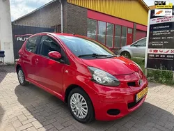 Rood Gebruikt 2009 Toyota Aygo Hatchback | € 2.999 (Eerlijke prijs)
