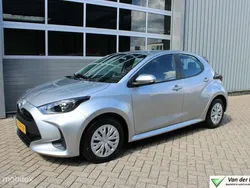 Grijs, metallic lak Gebruikt 2022 Toyota Yaris Hybrid Active Hatchback | € 19.450 (Goede deal)