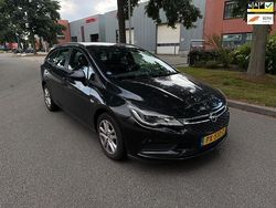 Zwart Gebruikt 2017 Opel Astra Edition Stationwagen | € 4.999 (Iets duurder)