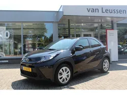 Zwart Gebruikt 2024 Toyota Aygo Play Hatchback | € 18.400 (Eerlijke prijs)
