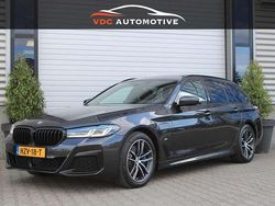 Grijs Gebruikt 2022 BMW 530e M Sport Stationwagen | € 42.950 (Eerlijke prijs)